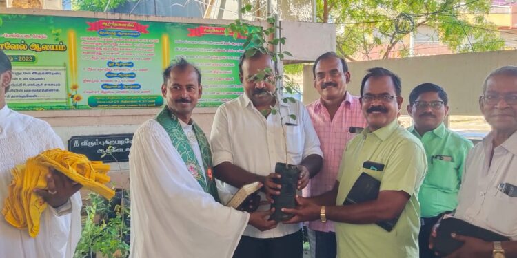 உலக சுற்றுச்சூழல் தினத்தையொட்டி மரக்கன்றுகள் மேயர் ஜெகன் பெரியசாமி வழங்கினார்.