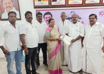 திமுக அணி நிர்வாகிகள் அமைச்சர் கீதாஜீவனிடம் வாழ்த்துப் பெற்றனர்