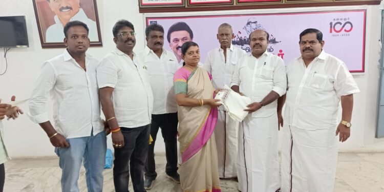திமுக அணி நிர்வாகிகள் அமைச்சர் கீதாஜீவனிடம் வாழ்த்துப் பெற்றனர்