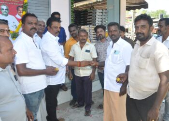 தூத்துக்குடியில்  மார்ஷல் நேசமணி பிறந்த நாள் விழா : தமிழ்நாடு நாடார் பேரவை சார்பில் இனிப்பு வழங்கி கொண்டாட்டம்..