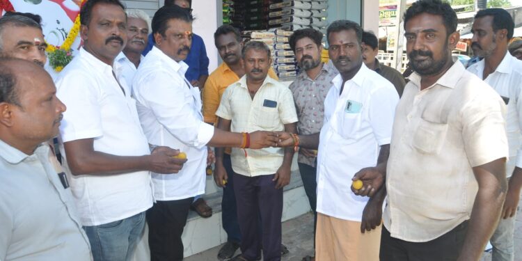 தூத்துக்குடியில்  மார்ஷல் நேசமணி பிறந்த நாள் விழா : தமிழ்நாடு நாடார் பேரவை சார்பில் இனிப்பு வழங்கி கொண்டாட்டம்..