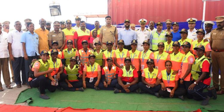 தமிழ்நாடு காவல்துறையில் மகளிர் காவல் படை துவங்கி 50-ஆம் ஆண்டு பொன்விழாவை (1973-2023) முன்னிட்டு கடலோர பாதுகாப்பு குழுமம் சார்பாக மகளிர் காவலர்கள் பாய்மரப்படகில் காரைக்கால் மார்க் துறைமுகத்திலிருந்து கோடியக்கரை சென்று வருகின்ற நிகழ்ச்சியை நாகப்பட்டினம் மாவட்ட ஆட்சித்தலைவர் ஜானி டாம் வர்கீஸ் நாகப்பட்டினம் மாவட்ட காவல் கண்காணிப்பாளர் ஹர்ஷ் சிங் முன்னிலையில் கொடியசைத்து துவக்கி வைத்தார்.