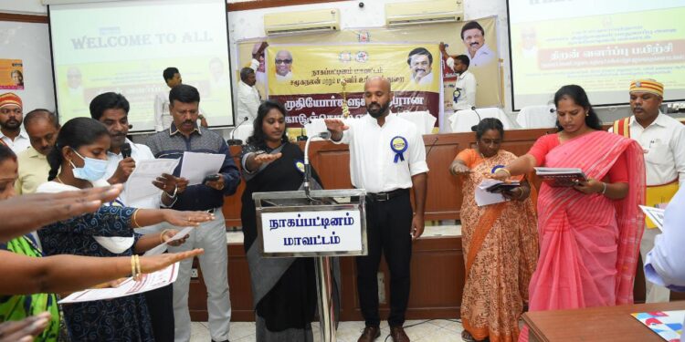 நாகப்பட்டினம் மாவட்ட ஆட்சியர் அலுவலக கூட்டரங்கில் சமூகபாதுகாப்புத்துறை மற்றும் மாவட்ட குழந்தைகள் பாதுகாப்பு அலகு சார்பில் திறன் வளர்ப்பு பயிற்சியினை மாவட்ட ஆட்சித்தலைவர் ஜானி டாம் வர்கீஸ் குத்துவிளக்கேற்றி தொடங்கி வைத்தார்.