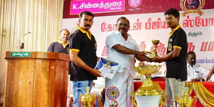 தூத்துக்குடியில்  கோல்டன் பீஜியன் ஸ்போர்ட்ஸ் சொசைட்டி சார்பில் பரிசளிப்பு விழா:  முன்னாள் அமைச்சர் சி.த. செல்லப்பாண்டி   யன் பங்கேற்று பரிசுகள் வழங்கினார்..