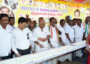 106 கிலோ எடையில், 53 அடி நீளத்தில் மிக பிரம்மாண்ட கேக் இளம் தலைவர் வருங்கால பிரதமர் ராகுல் காந்தியின் 53 வது பிறந்தநாள் விழா. தூத்துக்குடி மாநகர் மாவட்ட காங்கிரஸ் கமிட்டி சார்பில் வெகு விமர்சையாக கொண்டாடினர்.