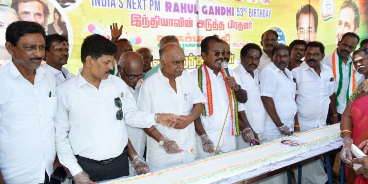 106 கிலோ எடையில், 53 அடி நீளத்தில் மிக பிரம்மாண்ட கேக் இளம் தலைவர் வருங்கால பிரதமர் ராகுல் காந்தியின் 53 வது பிறந்தநாள் விழா. தூத்துக்குடி மாநகர் மாவட்ட காங்கிரஸ் கமிட்டி சார்பில் வெகு விமர்சையாக கொண்டாடினர்.