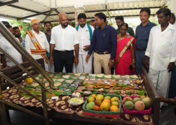 நாகப்பட்டினம் மாவட்டம் கீழையூர் ஒன்றியம் கிராமத்துமேடு ஊராட்சியில் விவசாயிகளை சிறுதானிய சாகுபடி செய்ய ஊக்கப்படுத்தும் வகையில் பாரம்பாரிய கேழ்வரகு அறுவடையினை மாவட்ட ஆட்சித்தலைவர் ஜானி டாம் வர்கீஸ் தொடங்கி வைத்தார்.