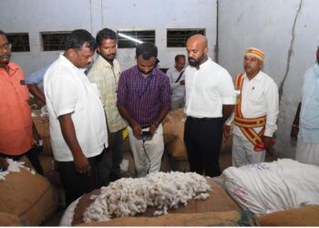 நாகப்பட்டினம் மாவட்டம்   திருமருகல் ஊராட்சி ஒன்றியம் சியாத்தமங்கையில் உள்ள ஒழுங்குமுறை விற்பனைக் கூடத்தில் பருத்தி கொள்முதல் செய்யப்படுவதை மாவட்ட ஆட்சித்தலைவர் ஜானி டாம் வர்கீஸ் நேரில் பார்வையிட்டு ஆய்வு மேற்கொண்டார்.