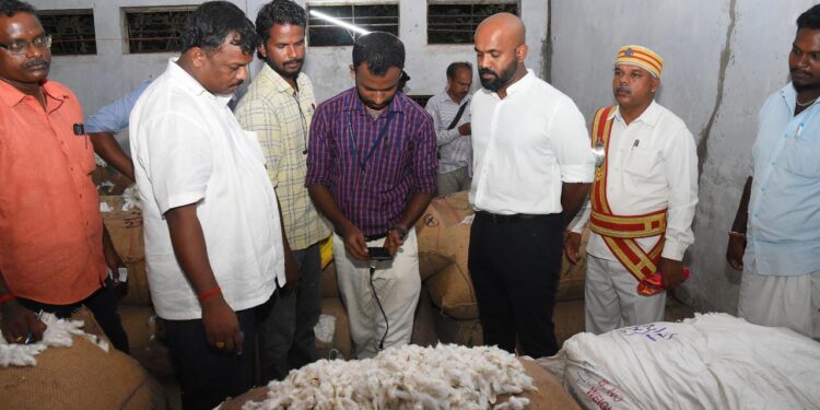 நாகப்பட்டினம் மாவட்டம்   திருமருகல் ஊராட்சி ஒன்றியம் சியாத்தமங்கையில் உள்ள ஒழுங்குமுறை விற்பனைக் கூடத்தில் பருத்தி கொள்முதல் செய்யப்படுவதை மாவட்ட ஆட்சித்தலைவர் ஜானி டாம் வர்கீஸ் நேரில் பார்வையிட்டு ஆய்வு மேற்கொண்டார்.