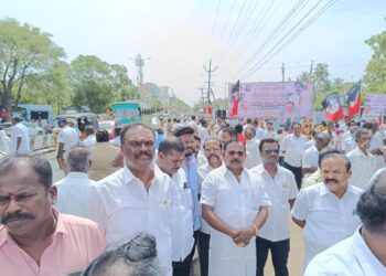 அமைச்சர் செந்தில்பாலாஜியை பதவி நீக்கம் செய்ய வலியுறுத்தி தூத்துக்குடியில் அதிமுக கண்டன ஆர்ப்பாட்டம்  கடம்பூர் ராஜ் எம்எல்ஏ, முன்னாள் அமைச்சர்கள் செல்லப்பாண்டியன், சண்முகநாதன் பங்கேற்பு