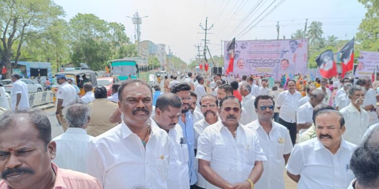 அமைச்சர் செந்தில்பாலாஜியை பதவி நீக்கம் செய்ய வலியுறுத்தி தூத்துக்குடியில் அதிமுக கண்டன ஆர்ப்பாட்டம்  கடம்பூர் ராஜ் எம்எல்ஏ, முன்னாள் அமைச்சர்கள் செல்லப்பாண்டியன், சண்முகநாதன் பங்கேற்பு