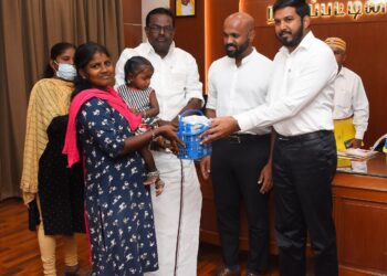 நாகப்பட்டினம் மாவட்ட ஆட்சியர் அலுவலகத்தில் ஒருங்கிணைந்த குழந்தை வளர்ச்சி திட்டப்பணிகள் துறை சார்பில் 6 மாதம் முதல் 6 வயதிற்குட்பட்ட கடுமையான ஊட்டச்சத்து குறைபாடுள்ள குழந்தைகளுக்கான சிறப்பு உணவு வழங்கும் திட்டத்தின் கீழ் குழந்தைகளுக்கு செறிவூட்டப்பட்ட பிஸ்கட்களை மாவட்ட ஆட்சித்தலைவர் ஜானி டாம் வர்கீஸ் தமிழ்நாடு மீன்வளர்ச்சிக் கழக தலைவர் என்.கௌதமன் நாகப்பட்டினம் சட்டமன்ற உறுப்பினர் ஜெ.முகமது ஷா நவாஸ் ஆகியோர் வழங்கினார்கள்.