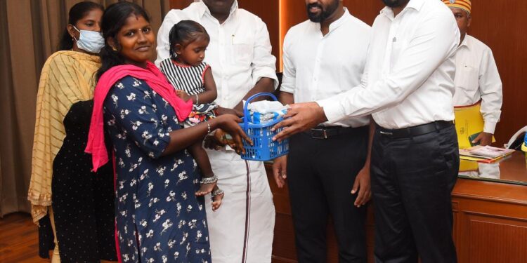 நாகப்பட்டினம் மாவட்ட ஆட்சியர் அலுவலகத்தில் ஒருங்கிணைந்த குழந்தை வளர்ச்சி திட்டப்பணிகள் துறை சார்பில் 6 மாதம் முதல் 6 வயதிற்குட்பட்ட கடுமையான ஊட்டச்சத்து குறைபாடுள்ள குழந்தைகளுக்கான சிறப்பு உணவு வழங்கும் திட்டத்தின் கீழ் குழந்தைகளுக்கு செறிவூட்டப்பட்ட பிஸ்கட்களை மாவட்ட ஆட்சித்தலைவர் ஜானி டாம் வர்கீஸ் தமிழ்நாடு மீன்வளர்ச்சிக் கழக தலைவர் என்.கௌதமன் நாகப்பட்டினம் சட்டமன்ற உறுப்பினர் ஜெ.முகமது ஷா நவாஸ் ஆகியோர் வழங்கினார்கள்.