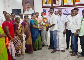 தூத்துக்குடி நகர்புற பகுதிக்கு தேர்வு செய்யப்பட்ட உறுப்பினர் அமைச்சர் கீதாஜீவன் மேயர் ஜெகன் பெரியசாமி ஆகியோரிடம் வாழ்த்து பெற்றார்.