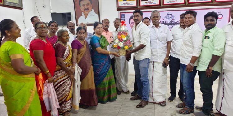 தூத்துக்குடி நகர்புற பகுதிக்கு தேர்வு செய்யப்பட்ட உறுப்பினர் அமைச்சர் கீதாஜீவன் மேயர் ஜெகன் பெரியசாமி ஆகியோரிடம் வாழ்த்து பெற்றார்.