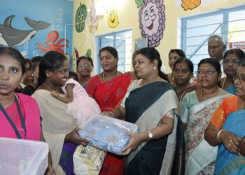 தூத்துக்குடியில் அங்கன்வாடியில் உள்ள குழந்தைகளுக்கு செறிவூட்டப்பட்ட பிஸ்கட் அமைச்சர் கீதாஜீவன் வழங்கினார்.