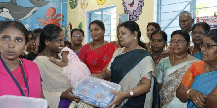 தூத்துக்குடியில் அங்கன்வாடியில் உள்ள குழந்தைகளுக்கு செறிவூட்டப்பட்ட பிஸ்கட் அமைச்சர் கீதாஜீவன் வழங்கினார்.