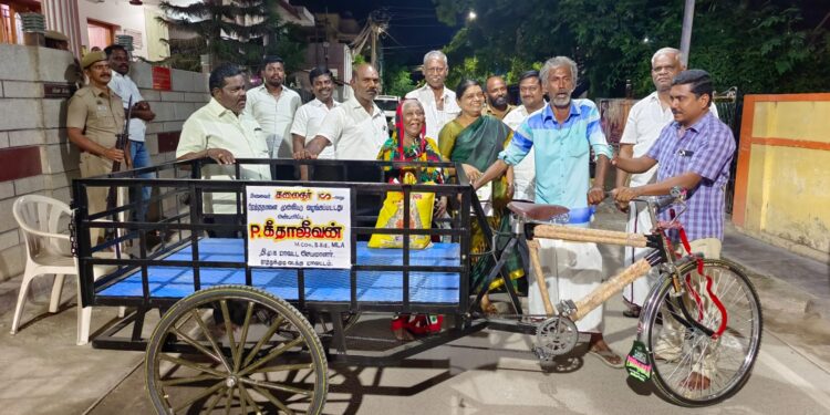 கலைஞர் நூற்றாண்டு விழாவையொட்டி 3 சக்கர சைக்கிள் அமைச்சர் கீதாஜீவன் வழங்கினார்.