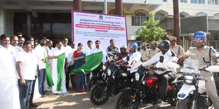 கலைஞர் நூற்றாண்டு விழாவையொட்டி 3 சக்கர சைக்கிள் அமைச்சர் கீதாஜீவன் வழங்கினார்.