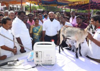 நாகப்பட்டினம் மாவட்டம் கீழ்வேளுர் ஊராட்சி ஓன்றியம் வெங்கிடங்கால் ஊராட்சியில் கலைஞர் நூற்றாண்டு விழாவை முன்னிட்டு சிறப்பு கால்நடை சுகாதார மற்றும் விழிப்புணர்வு முகாமினை மாவட்ட ஆட்சித்தலைவர் ஜானி டாம் வர்கீஸ் தொடங்கி வைத்தார். தமிழ்நாடு மீன்வளர்ச்சிக் கழக தலைவர் என்.கௌதமன் கீழ்வேளுர் சட்டமன்ற உறுப்பினர் வி.பி.நாகை மாலி ஆகியோர் உடன் உள்ளனர்.