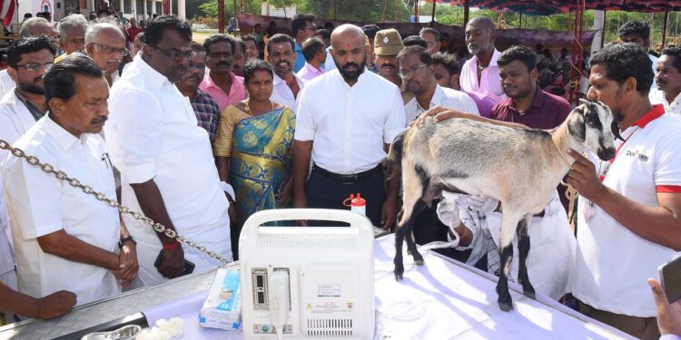நாகப்பட்டினம் மாவட்டம் கீழ்வேளுர் ஊராட்சி ஓன்றியம் வெங்கிடங்கால் ஊராட்சியில் கலைஞர் நூற்றாண்டு விழாவை முன்னிட்டு சிறப்பு கால்நடை சுகாதார மற்றும் விழிப்புணர்வு முகாமினை மாவட்ட ஆட்சித்தலைவர் ஜானி டாம் வர்கீஸ் தொடங்கி வைத்தார். தமிழ்நாடு மீன்வளர்ச்சிக் கழக தலைவர் என்.கௌதமன் கீழ்வேளுர் சட்டமன்ற உறுப்பினர் வி.பி.நாகை மாலி ஆகியோர் உடன் உள்ளனர்.