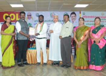 தூத்துக்குடியை சேர்ந்த சமூக ஆர்வலர் எம்.ஏ.தாமோதரனுக்கு பசுமை பாதுகாவலன் விருது விஜய்வசந்த் எம்.பி. வழங்கினார்.