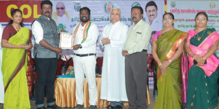 தூத்துக்குடியை சேர்ந்த சமூக ஆர்வலர் எம்.ஏ.தாமோதரனுக்கு பசுமை பாதுகாவலன் விருது விஜய்வசந்த் எம்.பி. வழங்கினார்.