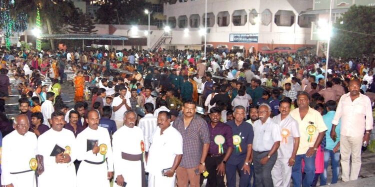 தூத்துக்குடி சண்முகபுரம் தூய பேதுரு ஆலய 30ம் ஆண்டு அசன விழா நடைபெற்றது. முன்னாள் அதிமுக அமைச்சர் சித.செல்லப்பாண்டியன், ஞான்ராஜ், பங்கேற்பு