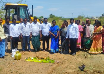 திம்மராஜபுரம் ஊராட்சியில் புதிய நீர்த்தேக்க தொட்டி தூத்துக்குடி ஒன்றிய குழு தலைவர் வசுமதி அம்பாசங்கர் பூமிபூஜையுடன் தொடங்கி வைத்தார்.