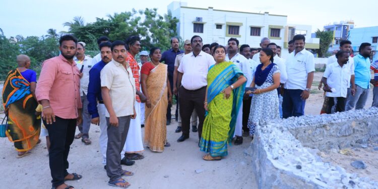 தூத்துக்குடி மாநகராட்சி 6வது வார்டு பகுதிகளில் அமைச்சர் கீதாஜீவன் பொதுமக்களிடம் குறைகளை கேட்டறிந்தார்.