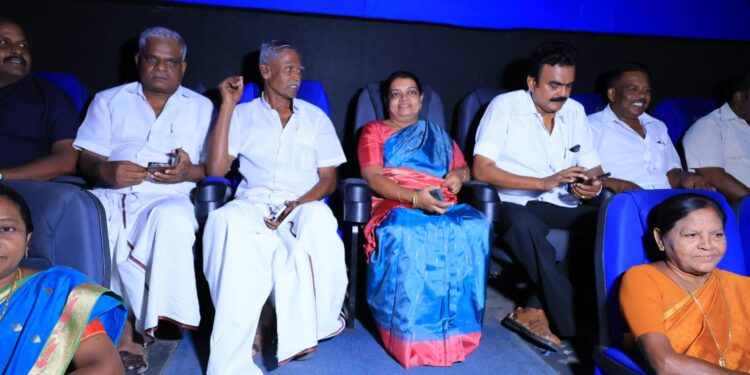 தூத்துக்குடியில் உதயநிதி ஸ்டாலின் நடித்த மாமன்னன் திரைப்படத்தை அமைச்சர் கீதாஜீவன் பார்த்தார்.