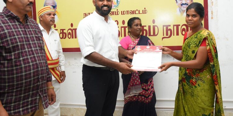 நாகப்பட்டினம் மாவட்ட ஆட்சியர் அலுவலகத்தில் வாராந்திர மக்கள் குறைதீர்க்கும் நாள் கூட்டம் மாவட்ட ஆட்சித்தலைவர்   ஜானி டாம் வர்கீஸ் தலைமையில்   நடைபெற்றது.