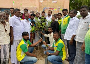 தூத்துக்குடியில் மேயர் ஜெகன் பெரியசாமி மரக்கன்று நட்டினார்.