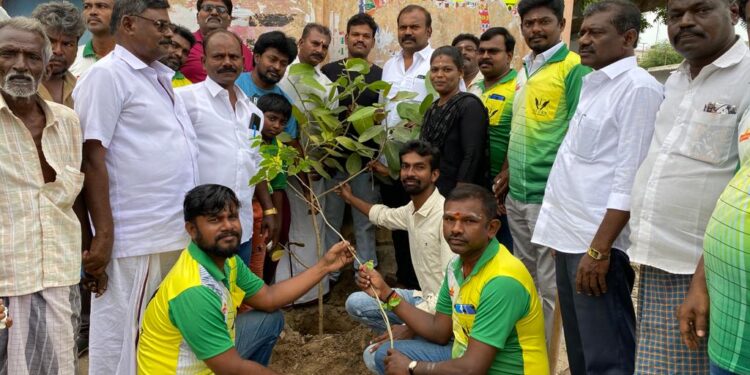 தூத்துக்குடியில் மேயர் ஜெகன் பெரியசாமி மரக்கன்று நட்டினார்.