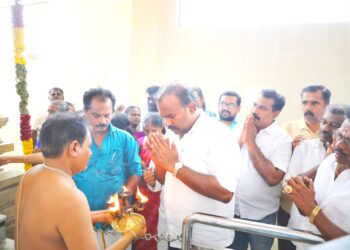 தூத்துக்குடி ஸ்ரீ வரத விநாயகர் ஆலய அஷ்டபந்தன மகா கும்பாபிஷேக விழாவையொட்டி நடைபெற்ற அன்னதானத்தை மேயர் ஜெகன் பெரியசாமி துவக்கி வைத்தார்.