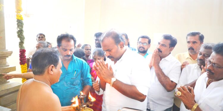 தூத்துக்குடி ஸ்ரீ வரத விநாயகர் ஆலய அஷ்டபந்தன மகா கும்பாபிஷேக விழாவையொட்டி நடைபெற்ற அன்னதானத்தை மேயர் ஜெகன் பெரியசாமி துவக்கி வைத்தார்.