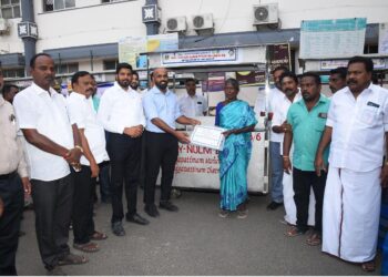 நாகப்பட்டினம் மாவட்ட ஆட்சியர் அலுவலக வளாகத்தில் நகராட்சி நிர்வாகம் மற்றும் குடிநீர் வழங்கல் துறை சார்பில் சாலையோர வியாபாரிகளுக்கு இலவச விற்பனை வண்டி வழங்கும் விழாவினை மாவட்ட ஆட்சித்தலைவர் ஜானி டாம் வர்கீஸ், இ.ஆ.ப., அவர்கள் இன்று தொடங்கி வைத்து, சாலையோர வியாபாரிகளுக்கு இலவச விற்பனை வண்டியினை வழங்கினார்.