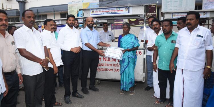 நாகப்பட்டினம் மாவட்ட ஆட்சியர் அலுவலக வளாகத்தில் நகராட்சி நிர்வாகம் மற்றும் குடிநீர் வழங்கல் துறை சார்பில் சாலையோர வியாபாரிகளுக்கு இலவச விற்பனை வண்டி வழங்கும் விழாவினை மாவட்ட ஆட்சித்தலைவர் ஜானி டாம் வர்கீஸ், இ.ஆ.ப., அவர்கள் இன்று தொடங்கி வைத்து, சாலையோர வியாபாரிகளுக்கு இலவச விற்பனை வண்டியினை வழங்கினார்.