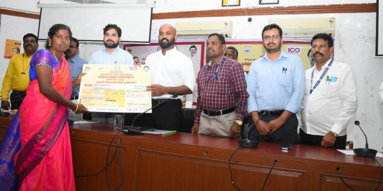 நாகப்பட்டினம் மாவட்ட ஆட்சியர் அலுவலக கூட்டரங்கில் வாழ்ந்து காட்டுவோம் திட்டம் சார்பில் நுண் தொழில் நிறுவன நிதி திட்ட துவக்க விழாவினை மாவட்ட ஆட்சித்தலைவர் ஜானி டாம் வர்கீஸ் துவங்கி வைத்து நுண் தொழில் நிறுவன நிதிக்கான கடனுதவிகளை வழங்கினார். மாவட்ட ஊரக வளர்ச்சி முகமை கூடுதல் ஆட்சியர் ரஞ்சித்சிங் உடன் உள்ளார்.