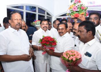 தூத்துக்குடிக்கு வருகை வந்த எடப்பாடி பழனிச்சாமிக்கு உற்சாக வரவேற்பு  எஸ்.பி.சண்முகநாதன், சி.த.செல்லப்பாண்டியன், கடம்பூர் ராஜு பங்கேற்பு