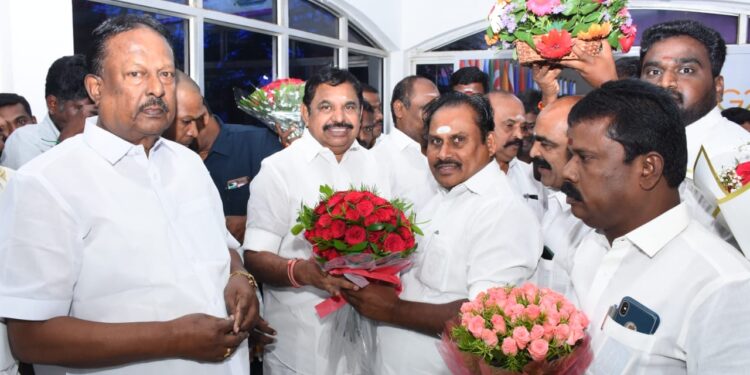 தூத்துக்குடிக்கு வருகை வந்த எடப்பாடி பழனிச்சாமிக்கு உற்சாக வரவேற்பு  எஸ்.பி.சண்முகநாதன், சி.த.செல்லப்பாண்டியன், கடம்பூர் ராஜு பங்கேற்பு