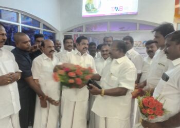 தூத்துக்குடிக்கு வருகை வந்த எடப்பாடி பழனிச்சாமிக்கு உற்சாக வரவேற்பு  எஸ்.பி.சண்முகநாதன், சி.த.செல்லப்பாண்டியன், கடம்பூர் ராஜு பங்கேற்பு