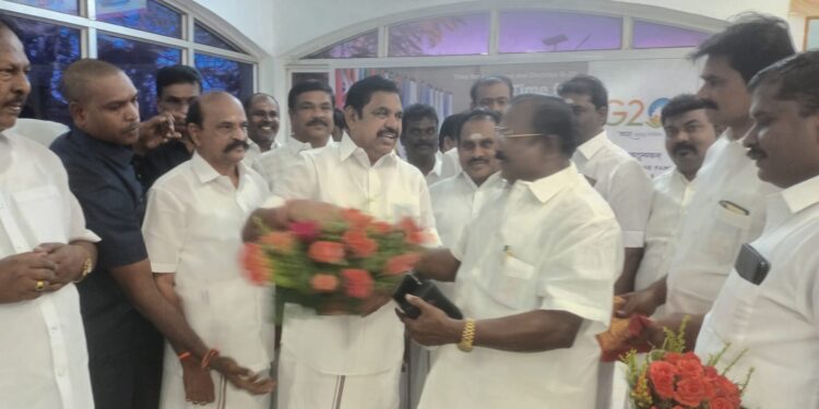 தூத்துக்குடிக்கு வருகை வந்த எடப்பாடி பழனிச்சாமிக்கு உற்சாக வரவேற்பு  எஸ்.பி.சண்முகநாதன், சி.த.செல்லப்பாண்டியன், கடம்பூர் ராஜு பங்கேற்பு