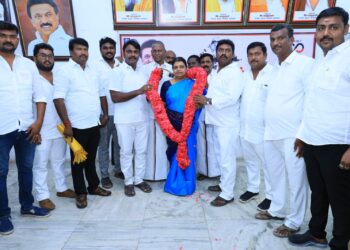 தூத்துக்குடியில் திமுக இளைஞர் அணியினர் அமைச்சர் கீதாஜீவனிடம் வாழ்த்து பெற்றனர்.