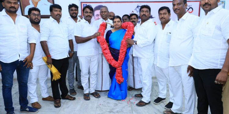 தூத்துக்குடியில் திமுக இளைஞர் அணியினர் அமைச்சர் கீதாஜீவனிடம் வாழ்த்து பெற்றனர்.