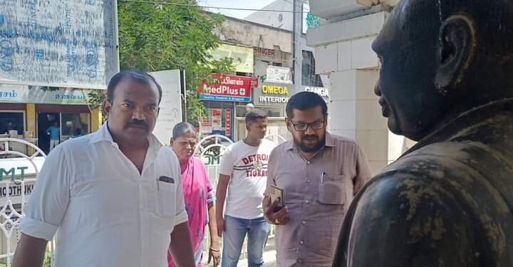 தூத்துக்குடி பழைய மாநகராட்சி வளாகத்தில் உள்ள சிலைகள் மேயர் ஜெகன் பெரியசாமி ஆய்வு மேற்கொண்டார்.தூத்துக்குடி பழைய மாநகராட்சி வளாகத்தில் உள்ள சிலைகளை மேயர் ஜெகன் பெரியசாமி ஆய்வு மேற்கொண்டார்.