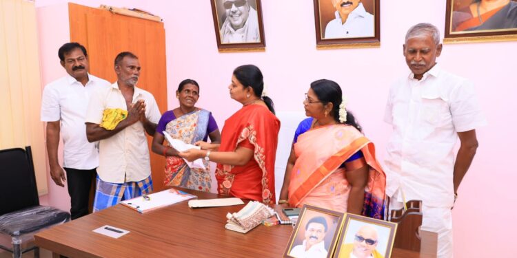 தூத்துக்குடி சட்டமன்ற உறுப்பினர் அலுவலகத்தில் அமைச்சர் கீதாஜீவன் பொதுமக்களிடம் குறை கேட்பு