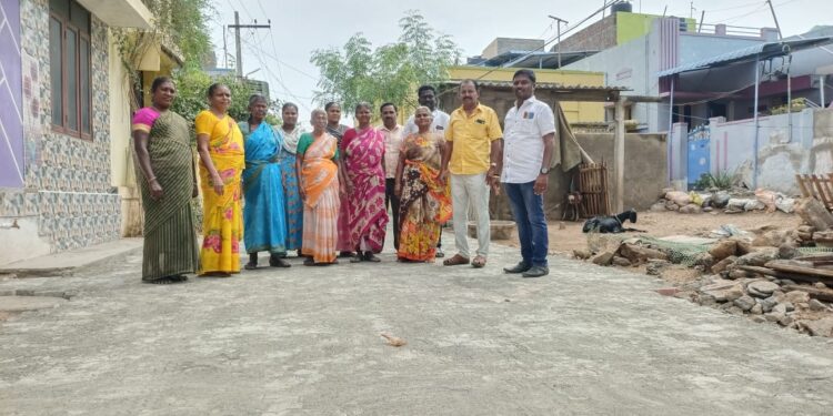 புதிய பேவர் பிளாக் சாலையை மக்கள் பயன்பாட்டிற்கு கொண்டு வந்த மாப்பிள்ளையூரணி பஞ்சாயத்து தலைவர் சரவணக்குமார்  – ஊர் பொதுமக்கள் மகிழ்ச்சி