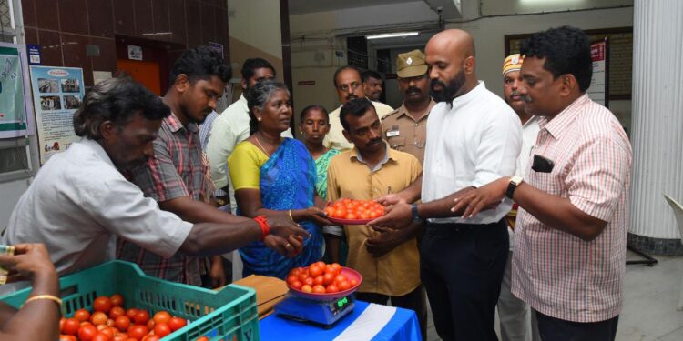 நாகப்பட்டினம் மாவட்ட ஆட்சியர் அலுவலகத்தில்வாராந்திர மக்கள் குறைதீர்க்கும் நாள் கூட்டம் மாவட்ட ஆட்சித்தலைவர் ஜானி டாம் வர்கீஸ் தலைமையில் இன்று நடைபெற்றது.