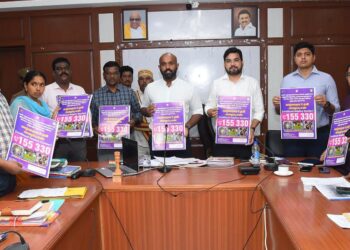 நாகப்பட்டினம் மாவட்ட ஆட்சியர் அலுவலக கூட்டடரங்கில் மகளிர் திட்டம் சார்பில் திறன் பயிற்சிகள் குறித்த வழிகாட்டுதல் பெற வாழ்வாதார உதவி அழைப்பு எண்ணை மாவட்ட ஆட்சித்தலைவர் ஜானி டாம் வர்கீஸ் வெளியிட்டார். 